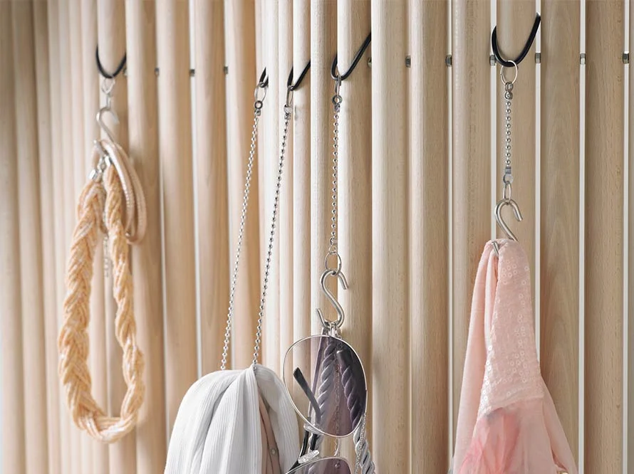 Garderobe aus Holzlatten mit Accessoires