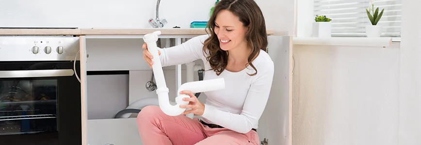 Person repariert Siphon