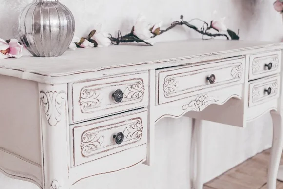 Weißer Schminktisch mit Schubladen