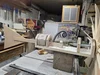 Ein im Bau befindliches Holzwindrad in einer Werkstatt.