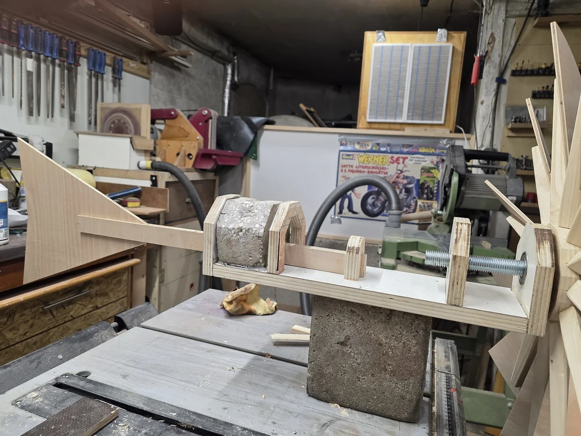 Ein im Bau befindliches Holzwindrad in einer Werkstatt.
