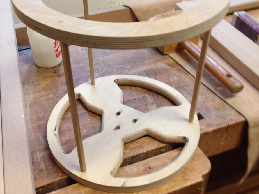 Runder Holzrahmen mit drei Stützen