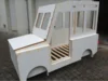 Unfertiges Bettgestell aus Holz in Form eines Autos