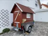 Kleines Gartenhaus auf einem Anhänger