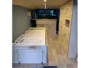 Innenausbau eines Campingbusses mit Bett und Schränken