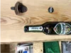 Flasche in Holzbrett mit Flaschenöffner