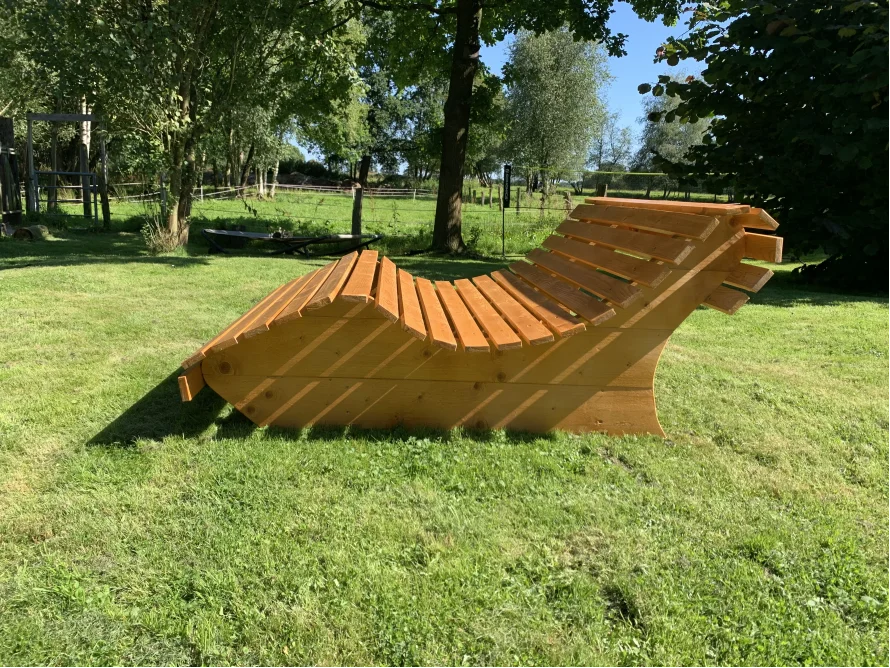 Gartenliege aus Holz