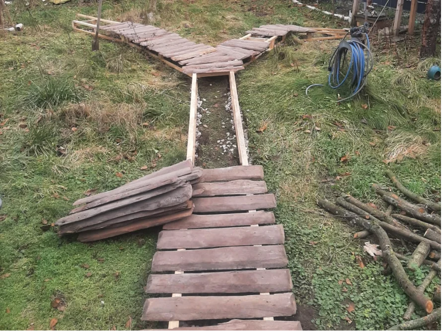 Gartenweg aus Holz im Bau