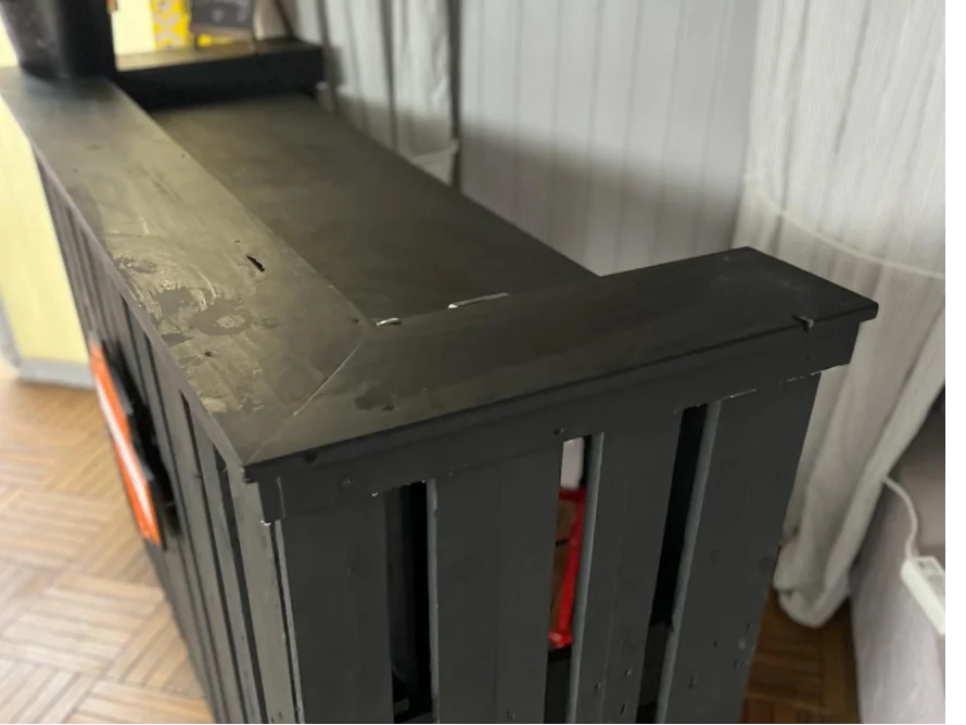 Ecke einer schwarz gestrichenen Theke