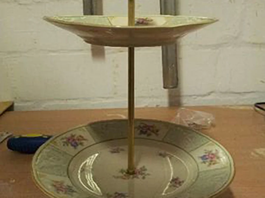 Etagere aus Tellern und Stange