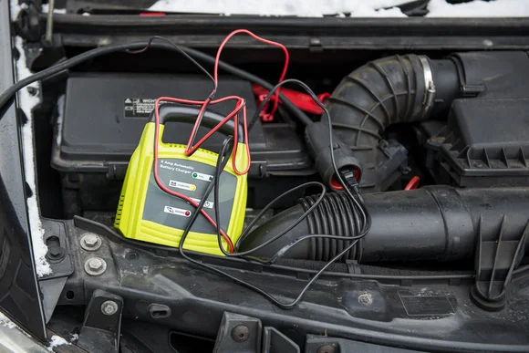 Autobatterie wird geladen