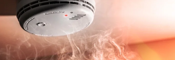 Rauchmelder an der Decke, Rauch steigt auf