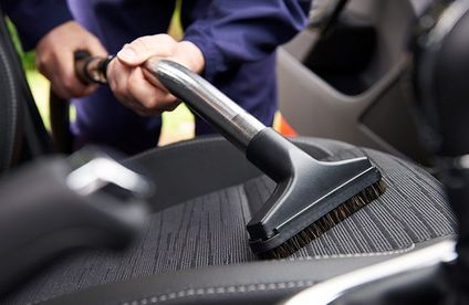RT Auto reinigen Schritt 7 20 30 717x467 Auto reinigen Innenraum Staubsaugen