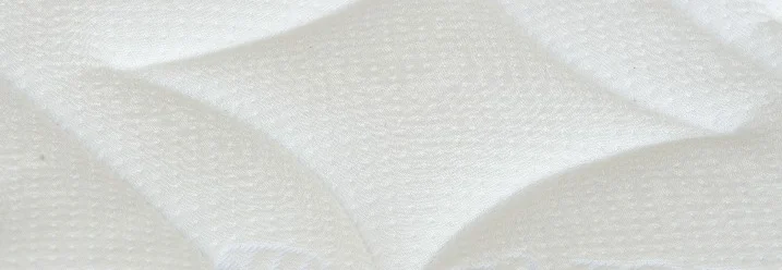 Weiße Matratzenoberfläche mit Steppmuster