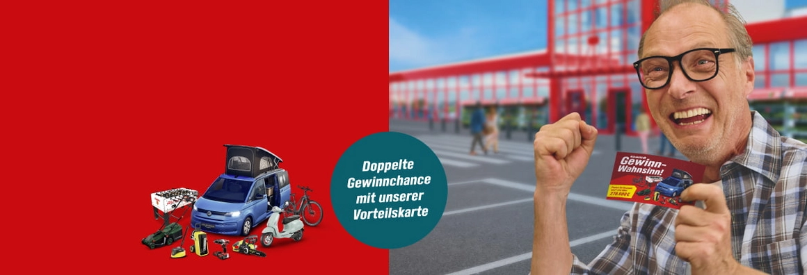 Jubelnde Person hält eine Vorteilskarte für ein Gewinnspiel mit Preisen.