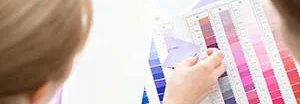 Zwei Personen wählen Farben von einer Farbpalette