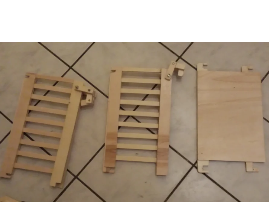 Drei Holzelemente für ein Laufgitter