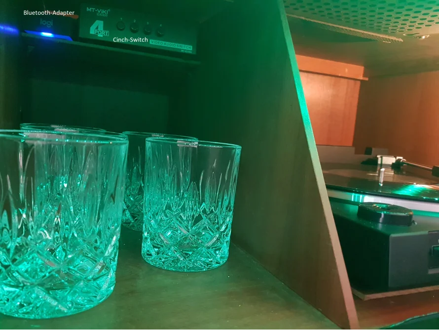 Stereoanlage mit Gläsern im Regal