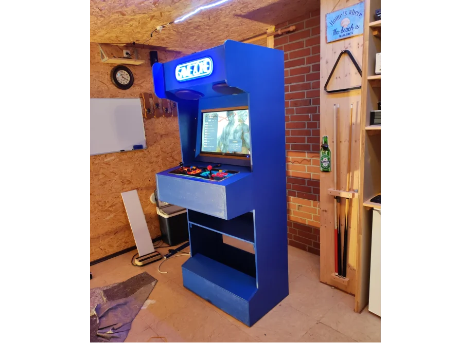 Blauer Arcade-Automat mit Bildschirm