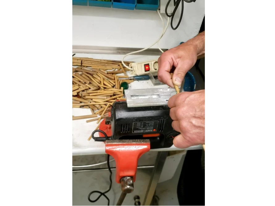 Person sägt Bambusrohr mit Stichsäge