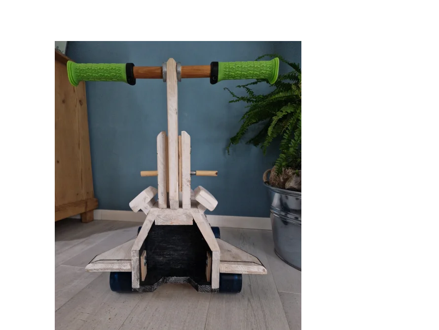 Spielzeugflugzeug aus Holz