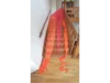 Ein roter Drachen auf einer Holztreppe