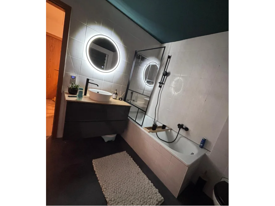 Modernes Badezimmer mit Badewanne und Dusche.