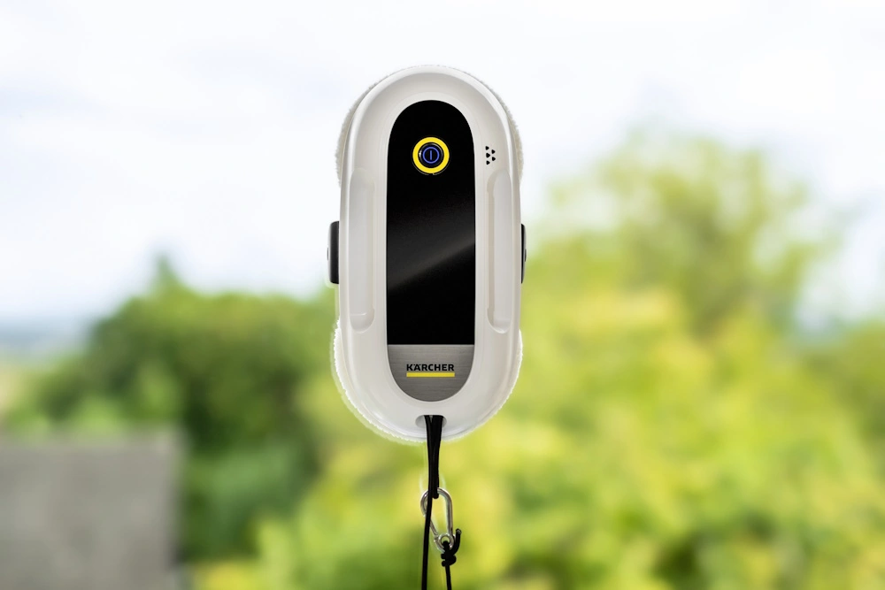 Ein Kärcher RCW Fensterputzroboter an einer Scheibe