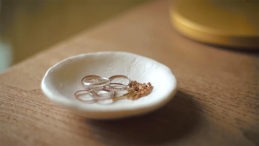 Schmuckablage mit Ringen und Kette