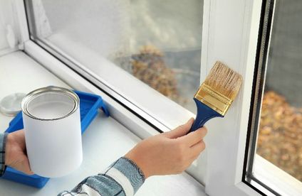 Fensterrahmen lackieren Kunststofffernsterrahmen wird lackiert