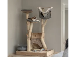 Großer Kratzbaum aus Holz mit Katze