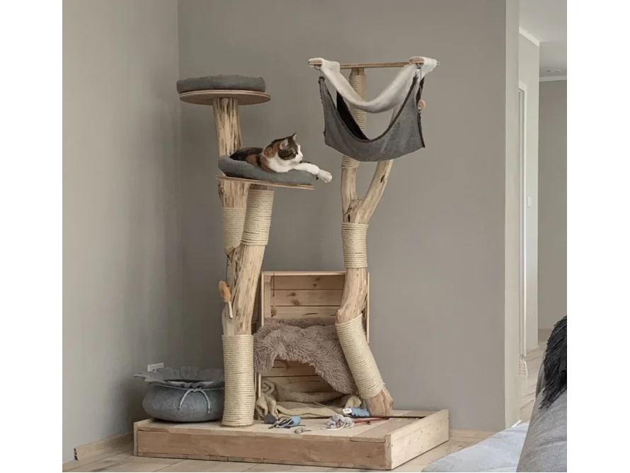Großer Kratzbaum aus Holz mit Katze