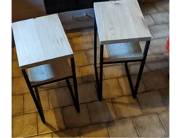 Zwei Beistelltische mit hellem Holz und schwarzem Metallrahmen