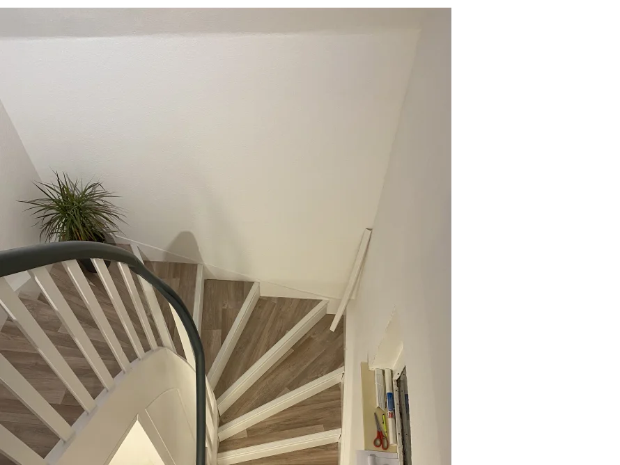 Blick von oben auf eine Wendeltreppe