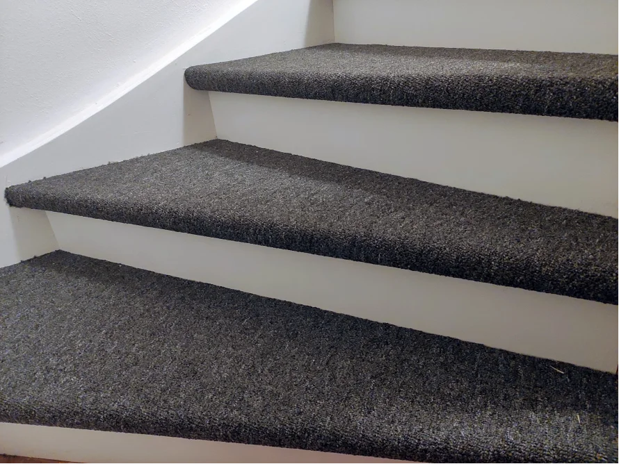 Grauer Teppich auf Treppe