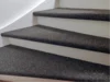Grauer Teppich auf Treppe