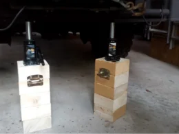 Wagenheber auf Holzblöcken