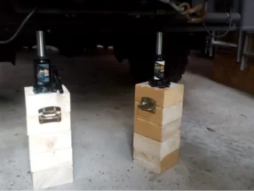 Wagenheber auf Holzblöcken