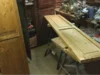 Holztür liegt in Werkstatt auf Böcken