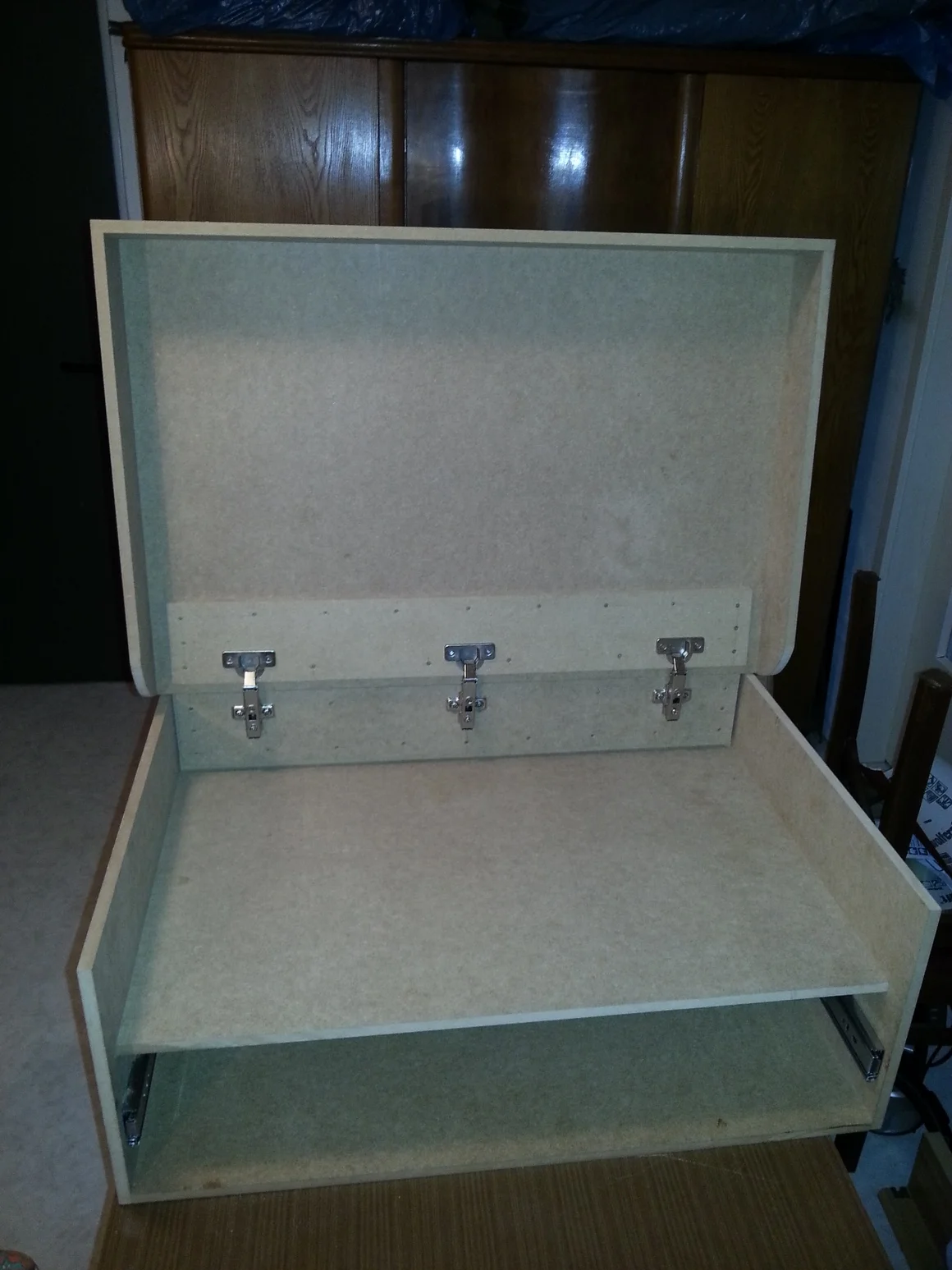 Offener Holzkasten mit Scharnieren