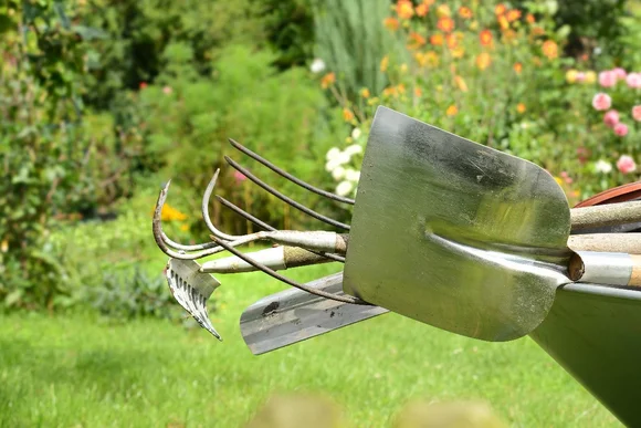 Gartengeräte wie Spaten und Harke