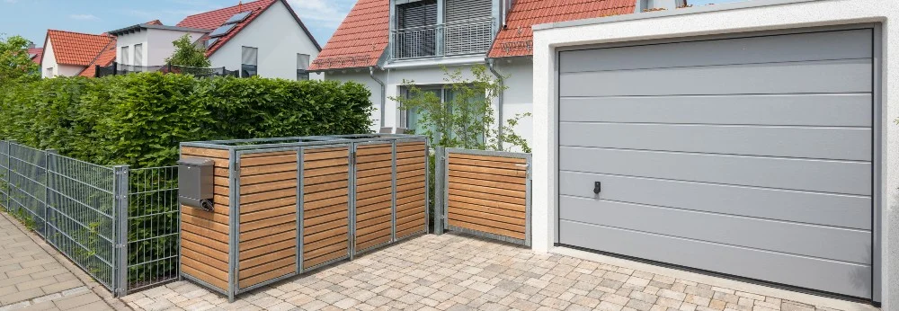 Moderner Mülltonnenverschluss aus Holz