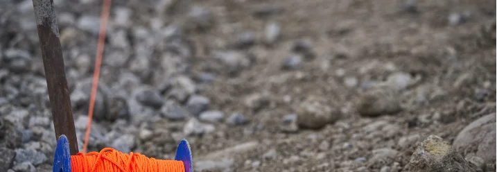 Schnur und Richtholz auf Schotter