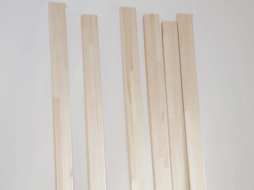 Sechs Holzlatten an einer Wand