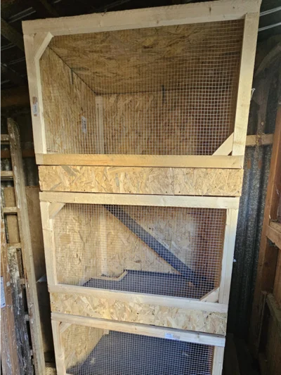 Dreistöckiger Meerschweinchenstall aus Holz