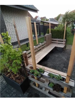 Gartenlounge aus Paletten mit Pflanzen