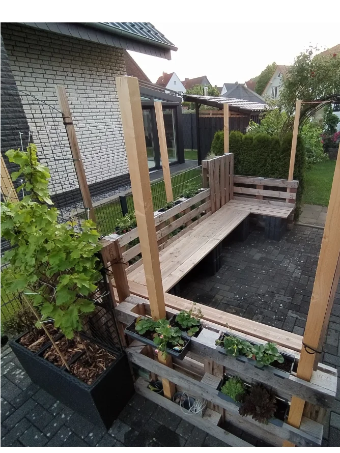 Gartenlounge aus Paletten mit Pflanzen