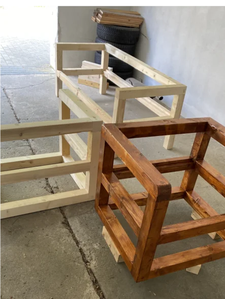 Holzrahmen für Möbel in verschiedenen Baustadien