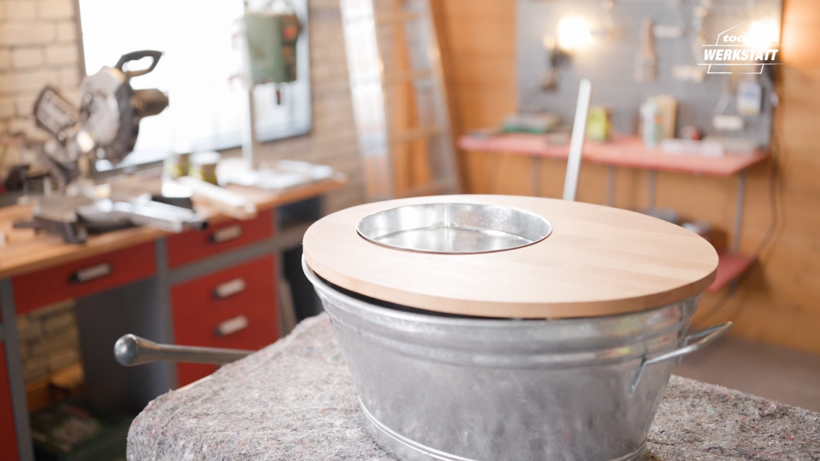 Metalleimer mit Holzplatte