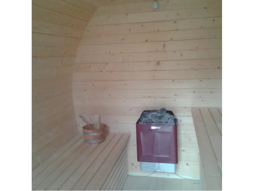 Innenraum einer Sauna aus hellem Holz